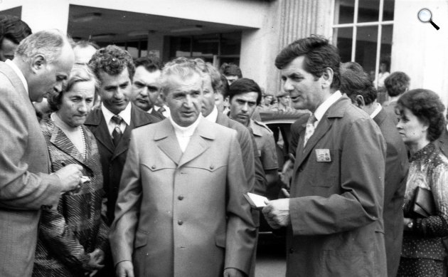 Nicolae Ceaușescu (1918-1989) román kommunista politikus gyárlátogatáson, Temesvár, 1983 (Fotó: Fortepan/Sütő András örökösei)