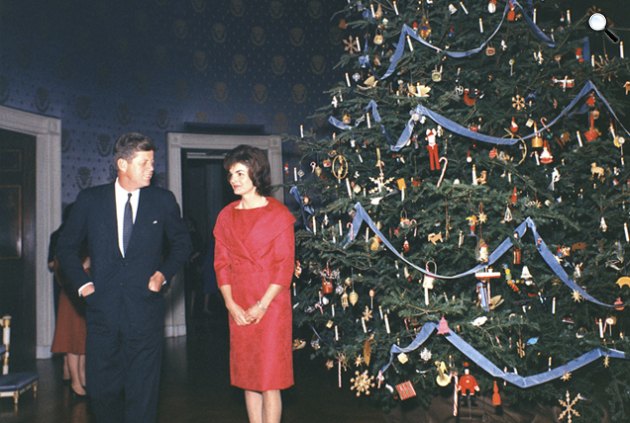 John F. Kennedy és Jacqueline Bouvier Kennedy  a feldíszített karácsonyfa előtt a Fehér Házban, Washington, 1962 (Fotó: Wikimedia)