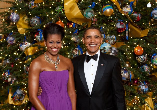 Michelle Obama és Barack Obama a feldíszített karácsonyfa előtt a Fehér Házban, Washington, 2009 (Fotó: Wiikimedia)