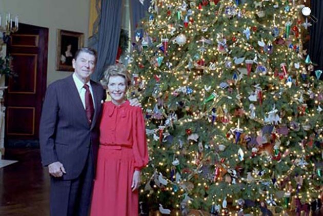 Ronald Reagan és Nancy Reagan a feldíszített karácsonyfa előtt a Fehér Házban, Washington, 1981 (Fotó: Wikimedia)