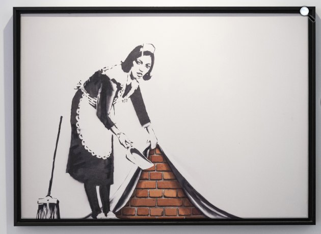 Banksy: English Maid című képe a Tesla Loft-ban, Budapest, 2020 (Fotó: MTI/Szigetváry Zsolt)