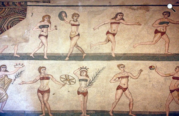 Római nők melltartót viselnek a sportolás közben. A Győzelem mozaik (más néven a Bikini mozaik), Villa Romana, Szicília, Kr. e. 4. (Fotó: Wikimédia)
