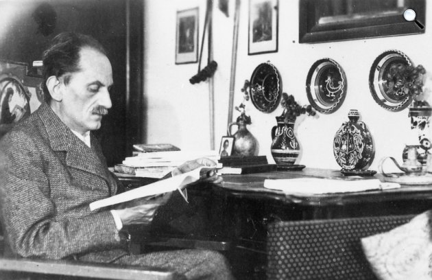 Babits Mihály (1883-1941) költő, író, műfordító, szerkesztő otthonában, íróasztala előtt (Fotó: PIM)