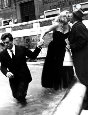 Az édes élet forgatása - Marcello Mastroianni, Anita Ekberg színészek és a rendező, Federico Fellini, 1960 (Fotó: @federfellini/Facebook)