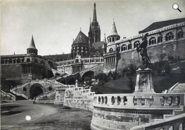 Halászbástya és a Schulek lépcső a Hunyadi János (Albrecht) útról nézve, Budai vár - Jobbra Hunyadi János szobra, háttérben a Mátyás-templom, 1905 (Fotó:  Fortepan/Budapest Főváros Levéltára)