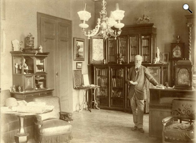Jókai Mór (1825-1904) író a dolgozószobájában. Fénykép az 1890-es évek végéről (Fotó: Erdélyi Mór/Fortepan)
