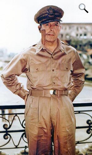 Douglas MacArthur (1880-1964) amerikai tábornok, a 2. világháborúban a csendes-óceáni front parancsnoka, majd a megszállt Japán kormányzója, Manila, 1945 (Fotó: Wikimédia)