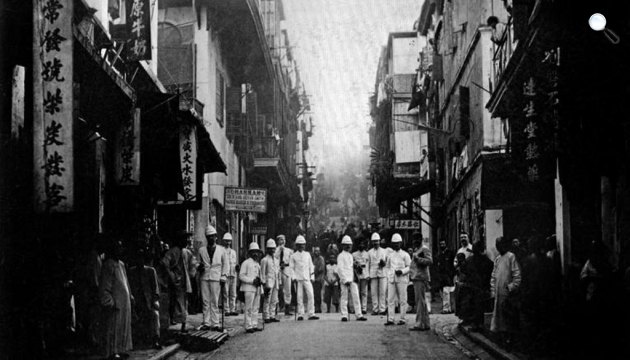 Pestis-ellenőrök egy hongkongi utcán, 1890 körül (Fotó: Wikimédia)