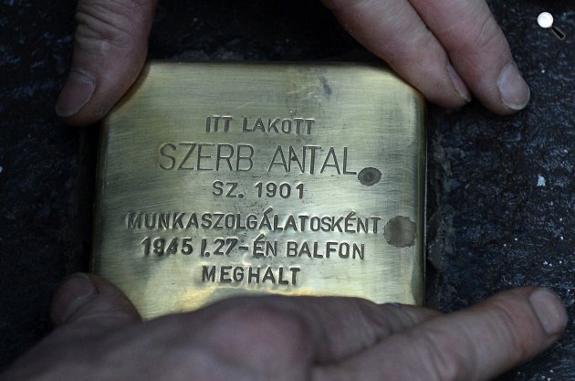 Botlatókövet állítottak Szerb Antal emlékére egykori budapesti lakhelyénél, 2020 (Fotó: MTI/Soós Lajos)