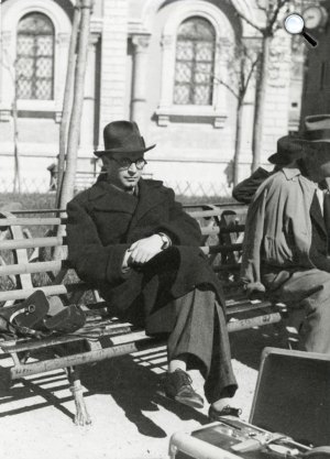 Szerb Antal (1901-1945) író egy padon pihen úti csomagok előtt Olaszországban (Fotó: PIM)