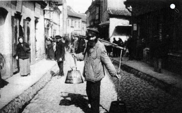 Zsidók mindennapja, vízhordó férfi a zsidó negyedben, Vilnius, Litvánia (Fotó: Gerard Silvain/jewishgen.org)
