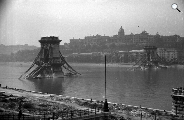 2. világháború, a lerombolt Lánchíd és a Királyi Palota (ma Budavári Palota) a Széchenyi István (Ferenc József) tér felől nézve, Budapest, 1945 (Fotó: Fortepan/Vörös Hadsereg)