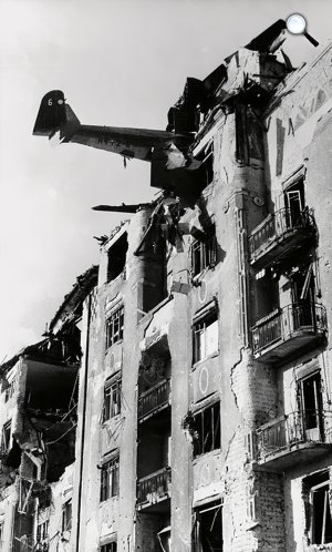 2. világháború,  az Attila út 35. számú épületbe csapódott vitorlázó repülőgép, Budapest, I. ker., 1945 (Fotó: Fortepan/Vörös Hadsereg)