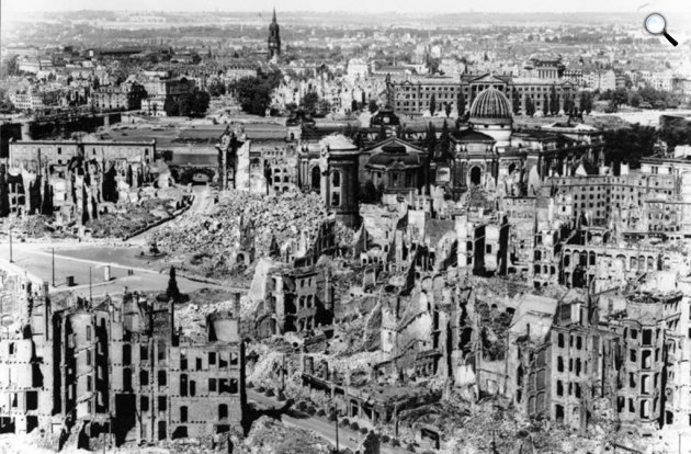 A brit és az amerikai légierő támadása Drezda ellen, 1945. február (Fotó: Bundesarchiv Bild/Wikimédia)\