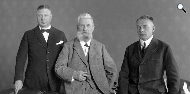 A Henkel cég alapítója id. Fritz Henkel (középen) fiaival, ifj. Fritz Henkel (balra és Hugo Henkel (jobbra) mosószergyártó cég tulajdonosai, 1926 (Fotó: Henkel AG)