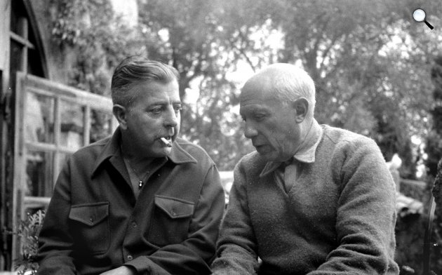 Jacques Prevert (1900–1977), francia költő és  Pablo Picasso (1881–1973), spanyol festő, Cannes, 1951 (Fotó: Babelio/Roger Viollet)