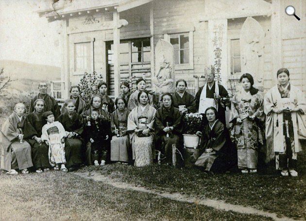 Iturup (japánul: Etorofu) japán lakosai és egy buddhista templom, 1939 előtt (Fotó: Wikimédia)