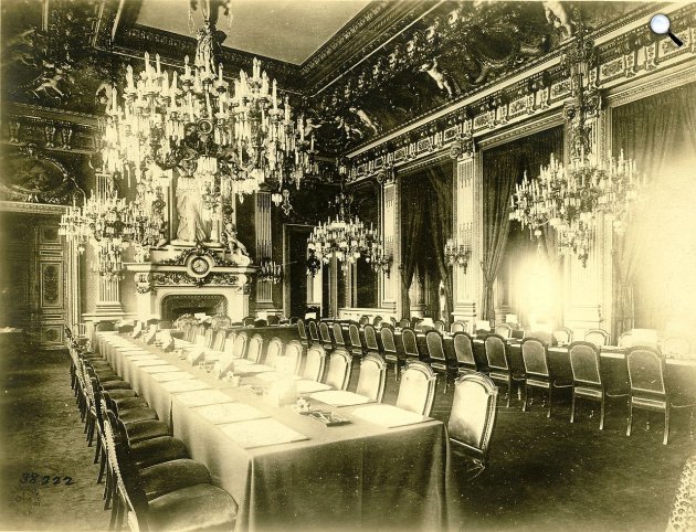  1920. január 15-én a francia külügyminisztérium palotájában, a Salle de l\'Horloge[6] teremben adták át Apponyi Albertnek a békediktátum szövegét (Fotó: Wikimédia)