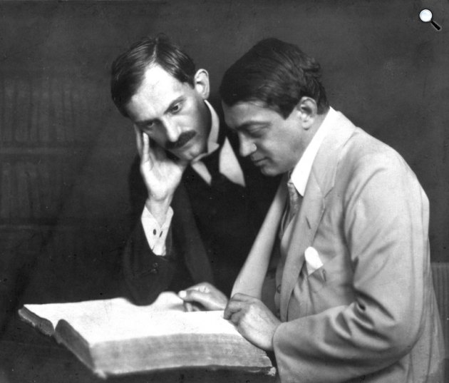 Ady Endre és Babits Mihály a Bibliát olvassa, 1917 (Fotó: Székely Aladár/PIM)