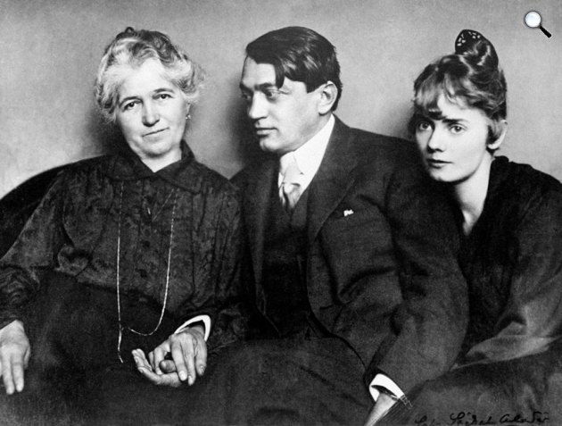  Ady Endre (1877-1919) költő édesanyjával, Ady Lőrincnével (1858-1937) és Boncza Berta, Csinszkával (1894-1934) feleségével, költőnővel, 1917 (Fotó: Székely Aladár/PIM)