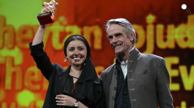 Berlinale 2020 - Baran Raszulof, Mohammad Raszulof iráni ellenzéki rendező lánye és Jeremy Irons színész (Fotó: berlinale.de)