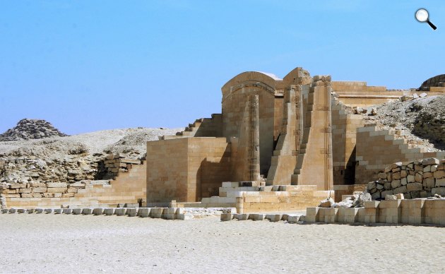 A távolban Dzsózer fáraó piramisa, a valaha épült legrégibb piramis, Szakkara (Fotó: Pixabay)
