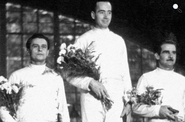 Az 1952-es helsinki olimpia magyar bajnoksággá minősített egyéni kardvívó versenyének dobogóján Gerevich Aladár az ezüstös pozícióban (balról), mellette a bajnok Kovács Pál és Berczelly Tibor (Fotó: MTI/OM)