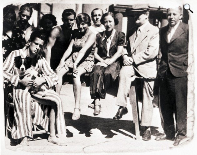 Karinthy Ferenc (1921-1992) író, drámaíró ölében egy kutya; Rejtő Jenő (1905-1943) író, kabaré- és színpadi szerző és Karinthy Frigyes (1887-1938) író, költő társaságban 1938 nyarán, Siófok (Fotó: PIM)