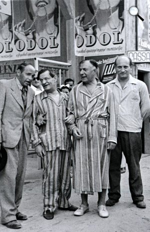 Karinthy Frigyes (1887-1938) író, költő, műfordító; Salamon Béla (1885-1965) humorista, karcolat- és élcíró és Rejtő Jenő (1905-1943) író, kabaré- és színpadi szerző, 1938 nyarán, Siófok (Fotó: PIM)