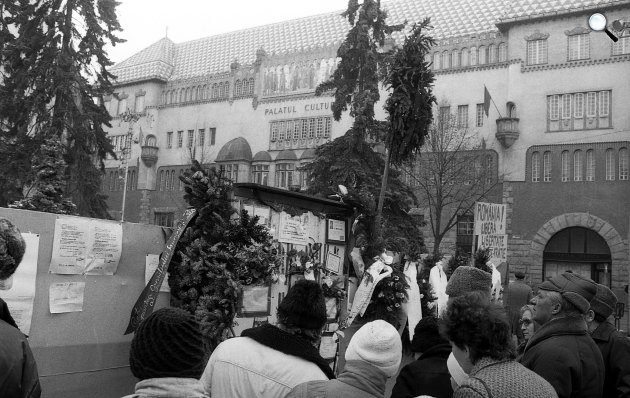 Romániai forradalom, Marosvásárhely Győzelem tér (Piața Victoriei) Városháza előtt készült, jobbra a Kultúrpalota, 1990 (Fotó: Fortepan/Szalay Zoltán)
