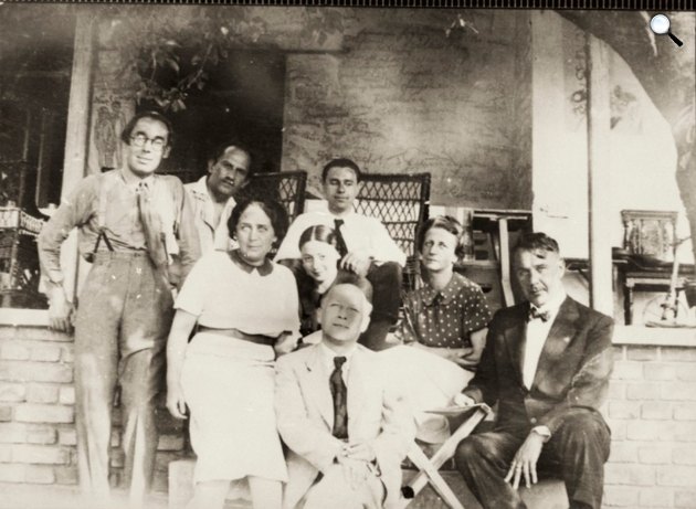 Nyugatosok együtt - Szabó Lőrinc (1900-1957), Babits Mihály (1883-1941), Gellért Oszkár (1882-1967), Mikes Klára (1896-1978) és Kosztolányi Dezső (1885-1936) másokkal (Fotó: PIM/Europeana)