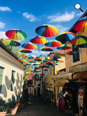 Esernyőkkel díszített utca, Szentendre (Fotó: Pixabay)
