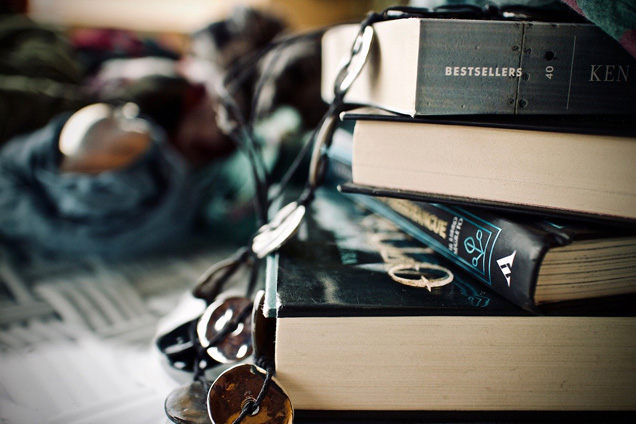 Könyvek, e-olvasó (Fotó: Pixabay)