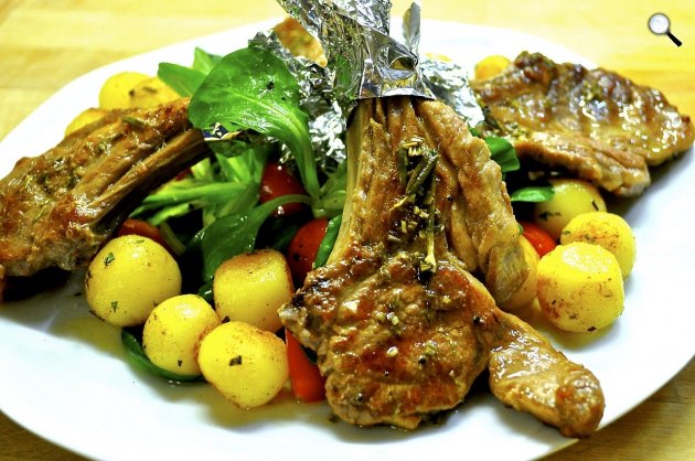 Sült bárányhús zöldséggel, salátával - étel (Fotó: Pixabay)