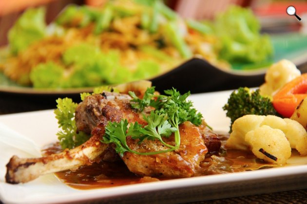 Sült bárányhús rozmaringgal, zöldséggel, salátával -  étel (Fotó: Pixabay)