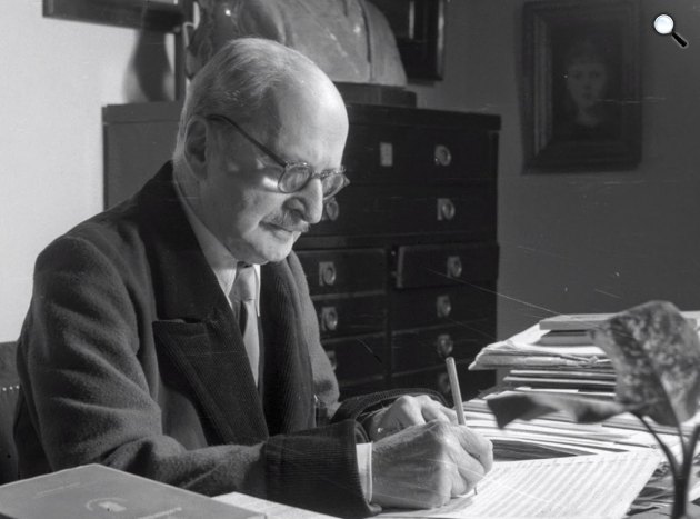 Huszka Jenő (1875-1960) zeneszerző, a magyar operett egyik megteremtője otthonában munka közben, 1954 (Fotó: Zinner Erzsébet/Médiaklikk)