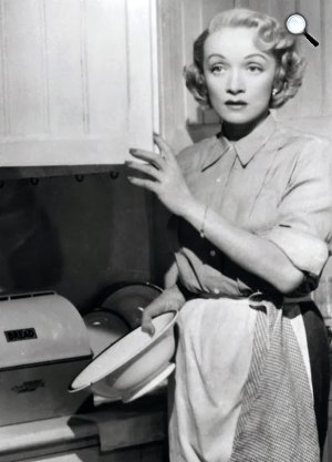 Marlene Dietrich (1901-1992) német színésznő, énekesnő a konyhában (Fotó: listal.com)