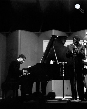 Miles Davis Quintet - Miles Davis jazz-trombitás és Herbie Hancock jazz-zongorista, 1967 (Fotó: jazztimes.com)