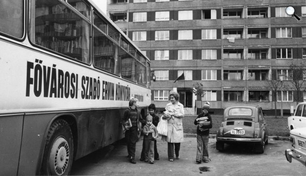 A Fővárosi Szabó Ervin Könyvtár mozgókönyvtára, Kelenföldi lakótelep, 1976 (Fotó: Fortepan/Magyar Hírek Folyóirat)