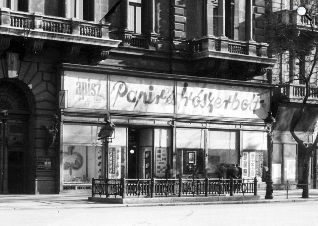 ÁPISZ papírírószer bolt az Andrássy úton (Népköztársaság útja), Budapest, 1958, (Fotó: Fortepan / Budapest Főváros Levéltára. Levéltári jelzet: HU_BFL_XV_19_c_11)