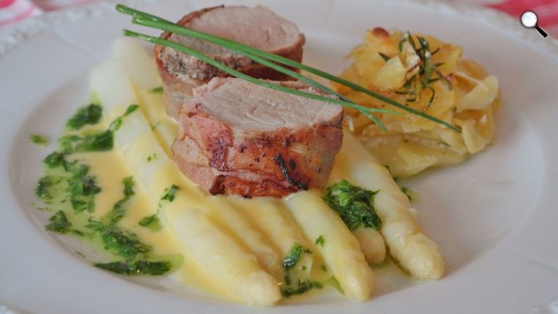 Sült hús burgonyával és spárgával hollandi mártásban (Fotó: Pixabay)