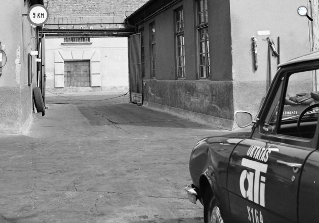 ATI (Autóközlekedési Tanintézet) műhelyének udvara, Budapest, 1974 (Fotó: Fortepan/Uvaterv)