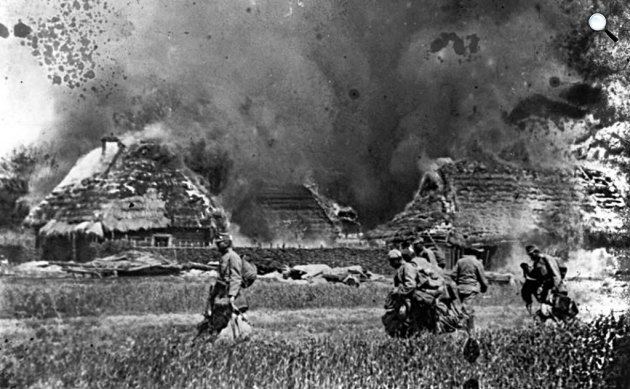 I. világháború - az  Osztrák-Magyar Monarchia katonái felégettek egy falut, Zurawica, 1915 (Fotó: Wikipédia)