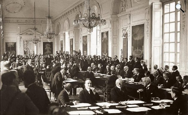 Az I. világháborút lezáró békeszerződést a Benárd Ágost népjóléti és munkaügyi miniszter, valamint Drasche-Lázár Alfréd rendkívüli követ írta alá, Nagy-Trianon, 1920. június 4. (Fotó: ELTE)