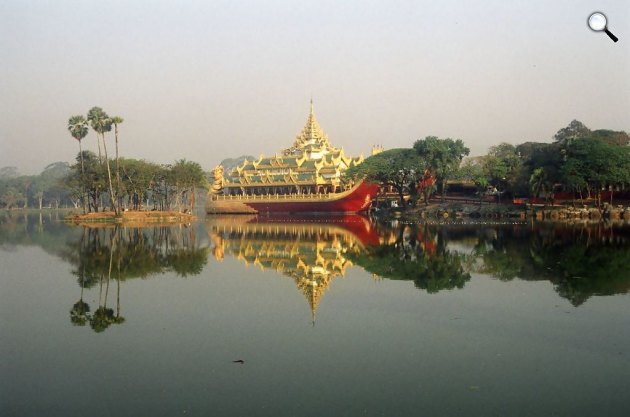 Kandawgyi-tó, háttérben a Shwedagon-pagoda, Yangon, Mianmar (Fotó: Pixabay)