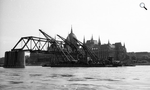 A Kossuth híd bontása a Bem rakpartról nézve. Úszódaruk partra emelik a híd egyik medernyílásának vasszerkezetét, Budapest, 1960 (Fotó: Fortepan/Nagy Gyula)