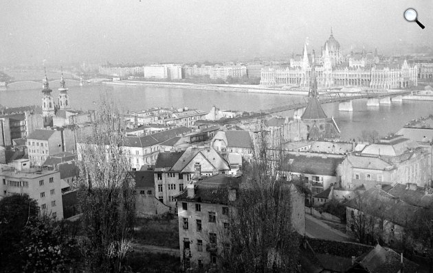 A Budai Vár, látkép a Halászbástyáról a Dunára és a Kossuth hídra, 1951 (Fotó: Fortepan)