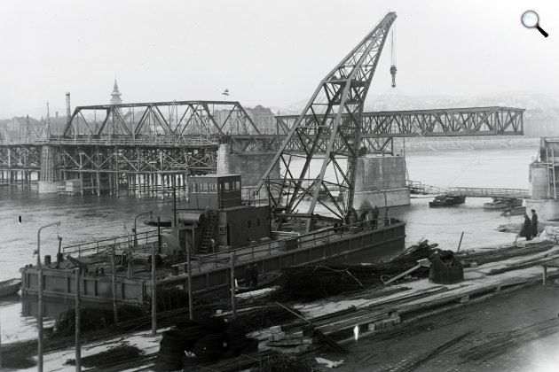 Egy úszódaru beemeli a Kossuth híd egyik pesti hídelemét, Budapest, 1946 (Fotó: Fortepan/MMKM TFGY 2017.1.992)