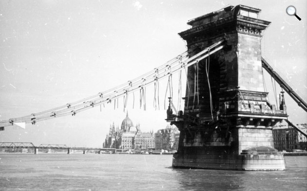 A lerombolt Széchenyi Lánchíd, háttérben a Parlament és a Kossuth híd, Budapest, 1946 (Fotó: Fortepan/Kramer István/Kunszt János)