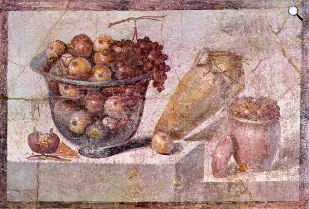 Szőlő, alma és gránátalma egy nagy üvegtálban, egy billenő amfora és egy terrakotta fazék tartósított gyümölcsökkel, Pompeji falfestmény, i.sz. 70 (Fotó: Wikimédia)